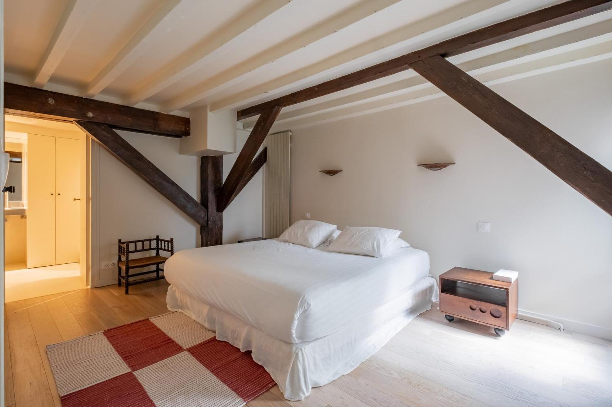 Veeve - Soaring Ceilings, Wondrous Windows Apartment Paris